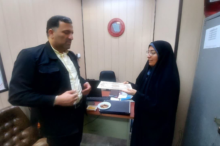 تقدیر از مسئول روابط عمومی جهاددانشگاهی واحد چهارمحال و بختیاری به مناسبت روز ارتباطات و روابط عمومی