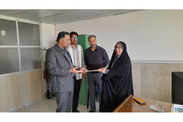 تقدیر از مسئول روابط عمومی جهاددانشگاهی چهارمحال و بختیاری به مناسبت روز ارتباطات و روابط عمومی